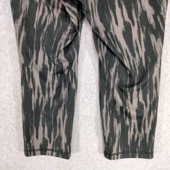 Soffe NWT Leggings Womens Size Large Black Gray Zebra Low Rise Capri Length - Picture 10 of 11